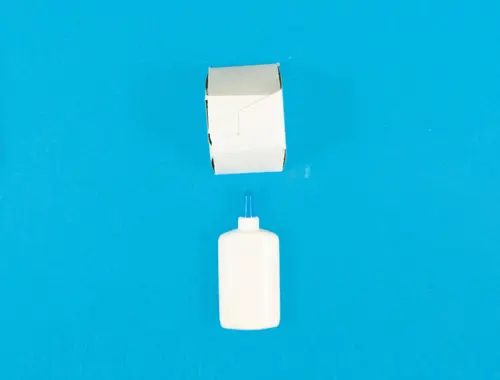 DIY pinata en carton recyclé, étape 5 : coller les bords ensemble pour former une boîte plus petite