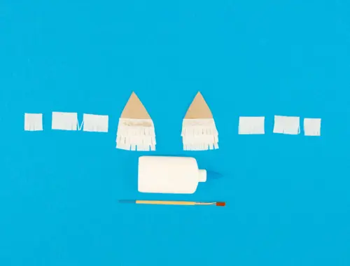 DIY pinata en carton recyclé, étape 11 : utiliser le reste de tubes pour faire deux triangles qui formeront les oreilles