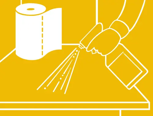 Jeune enfant appréciant son dîner de pâtes tout en souriant à la table de la cuisine