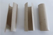Trois longs tubes en carton : deux tubes sont coupés dans le sens de la longueur, tandis que le troisième est intacte.