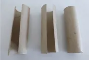 Trois longs tubes en carton : deux tubes sont coupés dans le sens de la longueur, tandis que le troisième est intacte.