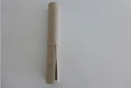 Un tube en carton coupé dans le sens de la longueur qui a été inséré dans un autre tube intact.