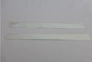 2 surfaces de papier aluminium en forme de bandes rectangulaires de 13,5 cm et 11,5 cm de long sur une surface blanche.