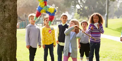 enfants jouant avec une piñata d’anniversaire