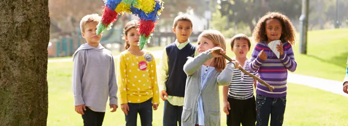 enfants jouant avec une piñata d’anniversaire