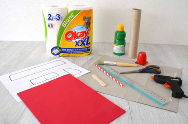 Matériel recyclé pour fabriquer un avion en carton, dont un rouleau d’essuie-tout Okay.