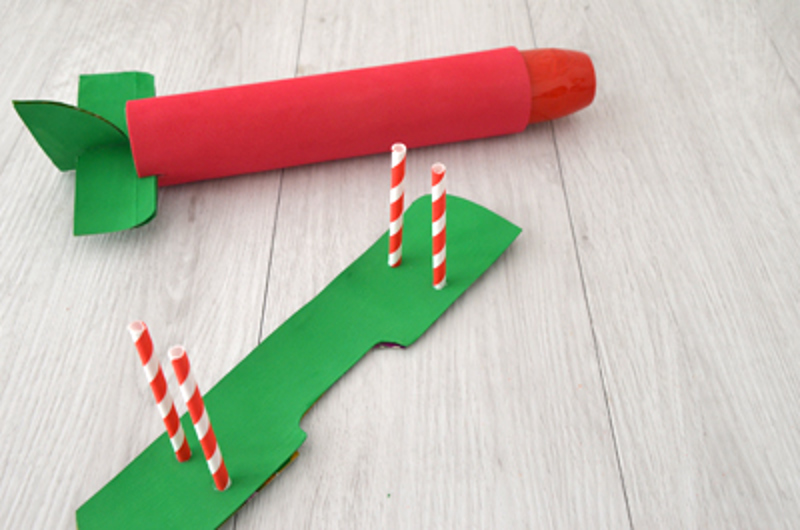 Un avion en carton presque terminé, avec des ailes en matériaux recyclés.