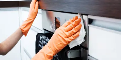 Comment nettoyer un four très encrassé ?