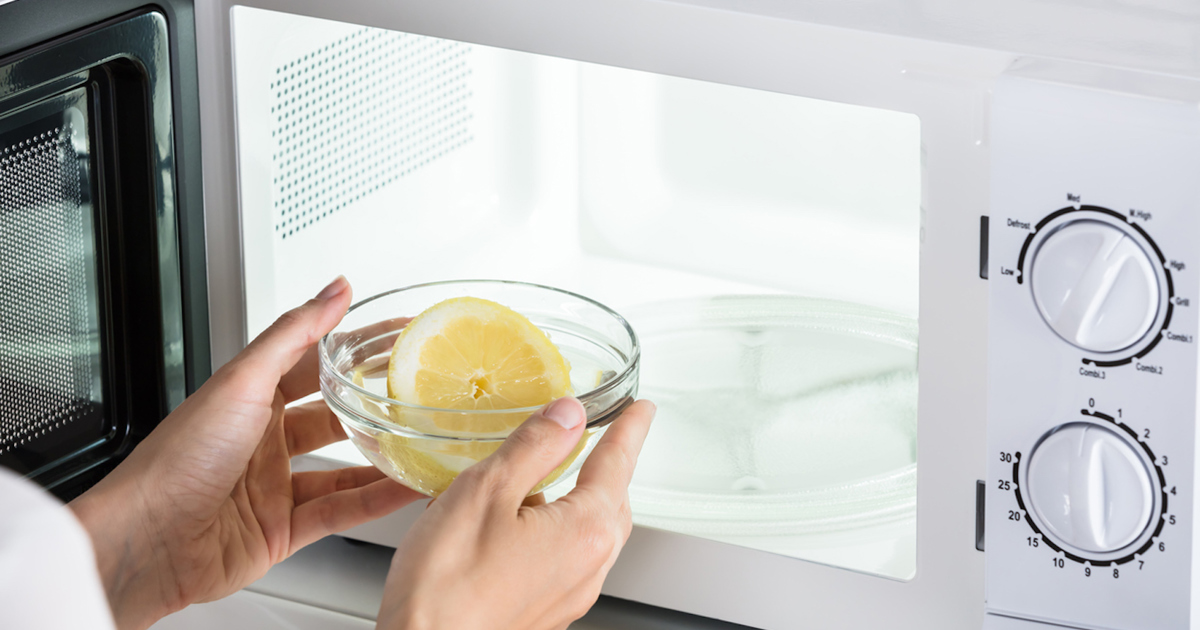 3 méthodes naturelles pour nettoyer un micro-ondes - Okay