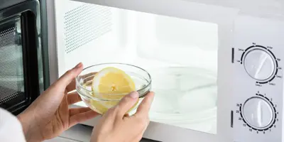 3 méthodes simples pour nettoyer votre micro-ondes