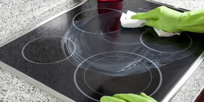Comment nettoyer une plaque à induction ou une cuisinière électrique ?