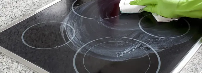 Comment nettoyer une plaque à induction ou une cuisinière électrique ?