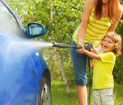 Een auto wassen: zo doe je dat