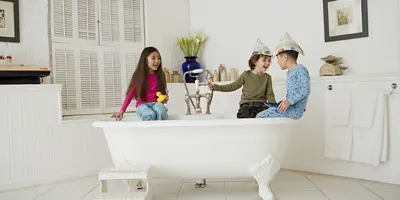 De badkamer schoonmaken: tips om binnen 30 minuten klaar te zijn