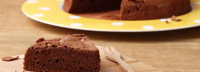 Een chocolade-pralinetaart met een punt eruit gesneden