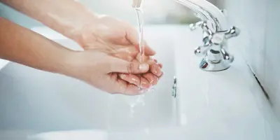 Schone wastafel met koude en warme kranen waarvan kalkaanslag verwijderd is