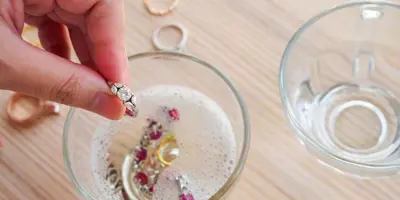 Thuis gouden en zilveren sieraden schoonmaken