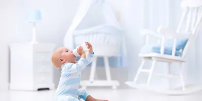 Une petite fille a renversé du lait sur le sol