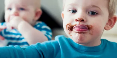 Kind met chocoladevlekken over zijn hele gezicht