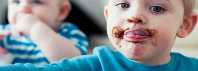 Kind met chocoladevlekken over zijn hele gezicht