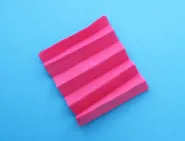 Un essuie-tout teinté en rouge qui a été plié plusieurs fois en accordéon