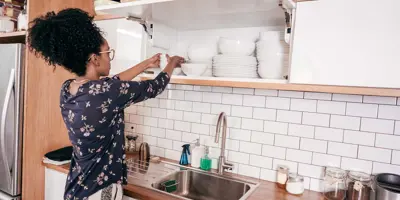 Une femme organise sa cuisine