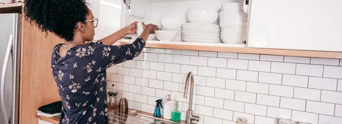 Une femme organise sa cuisine