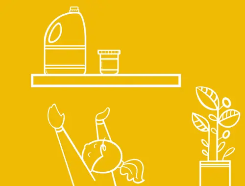 Jeune enfant appréciant son dîner de pâtes tout en souriant à la table de la cuisine