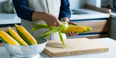 Épis de maïs au barbecue : comment éplucher du maïs ?