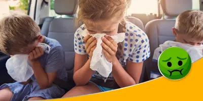 Trois enfants sur les sièges arrière d'une voiture, vomissant dans des sacs contre le mal des transports.