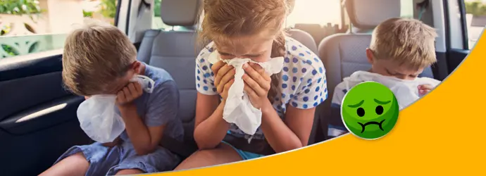 Trois enfants sur les sièges arrière d'une voiture, vomissant dans des sacs contre le mal des transports.