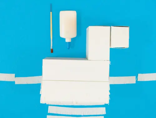 DIY pinata en carton recyclé, étape 8 : coller les franges le long du corps
