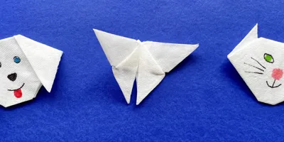 Enfants confectionnant des origami en papier coloré dans la chambre