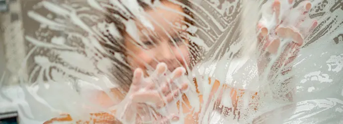 Comment nettoyer la vitre d’une douche pour qu’elle brille ?