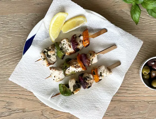 Jeune famille profitant d'un barbecue dans le jardin par une journée ensoleillée