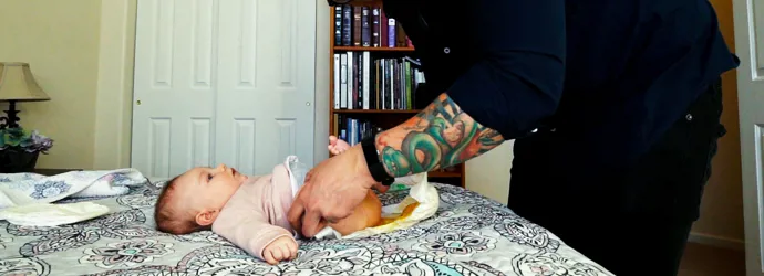 Homme changeant la couche d'un bébé