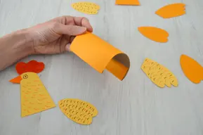 Patron de poule et tube d’essuie-tout découpé et coloré