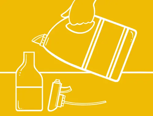 Jeune enfant appréciant son dîner de pâtes tout en souriant à la table de la cuisine