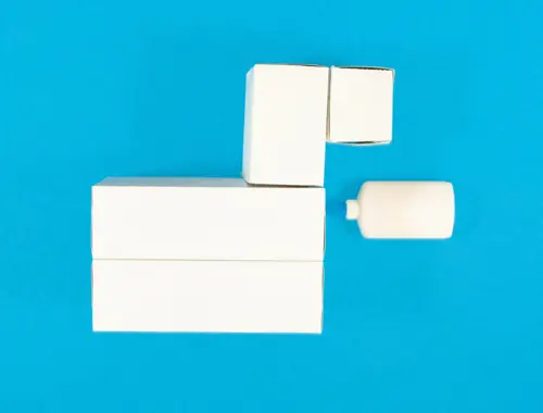 DIY pinata en carton recyclé, étape 6 : coller les deux moitiés de boîtes ensemble puis sur le corps du lama