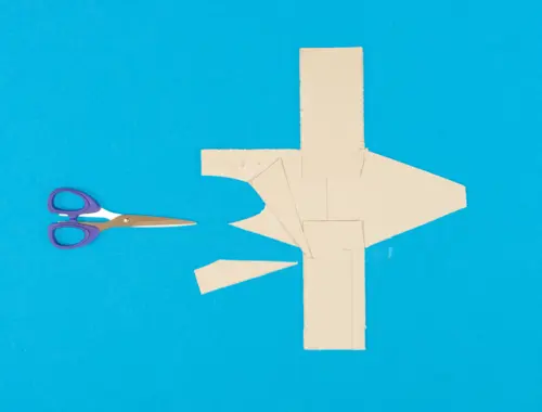DIY pinata en carton recyclé, étape 4 : découper les bouts de la boîte