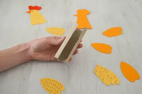 Patron de poule découpé et coloré, et tube d’essuie-tout découpé