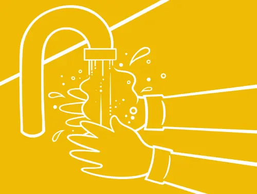 Jeune enfant appréciant son dîner de pâtes tout en souriant à la table de la cuisine