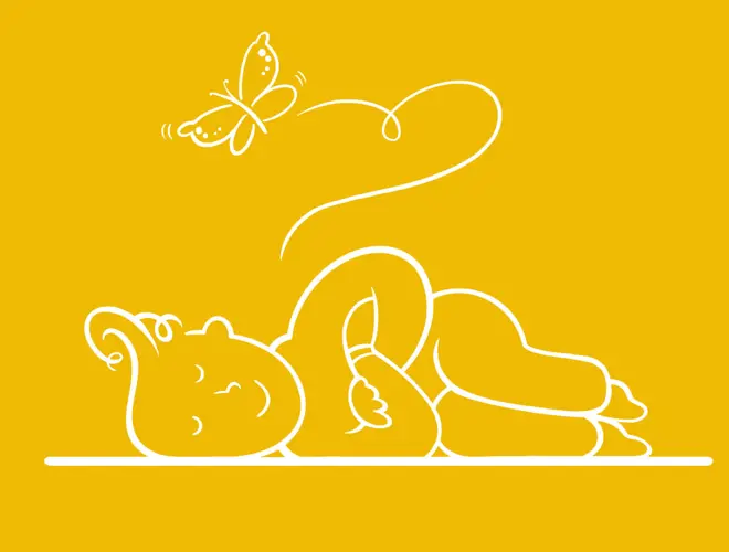 Mère et enfants faisant des exercices physiques à distance sur un tapis à la maison