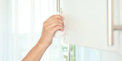 Nettoyer les meubles de cuisine : adieu aux graisses