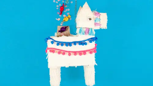 DIY pinata en carton recyclé, étape 15 : ajouter des bonbons et confettis en découpant une ouverture sur le dessus