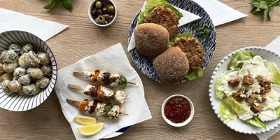 Jeune famille profitant d'un barbecue dans le jardin par une journée ensoleillée