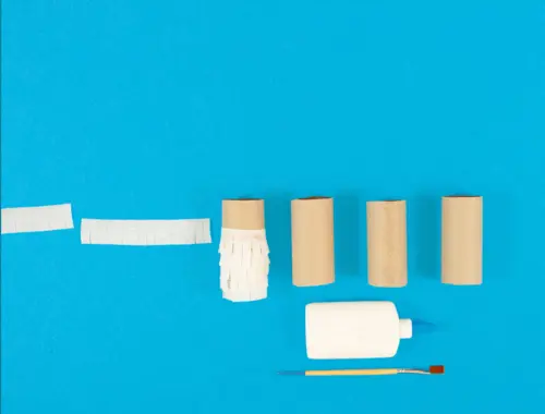DIY pinata en carton recyclé, étape 10 : couvrir de franges quatre tubes-pattes