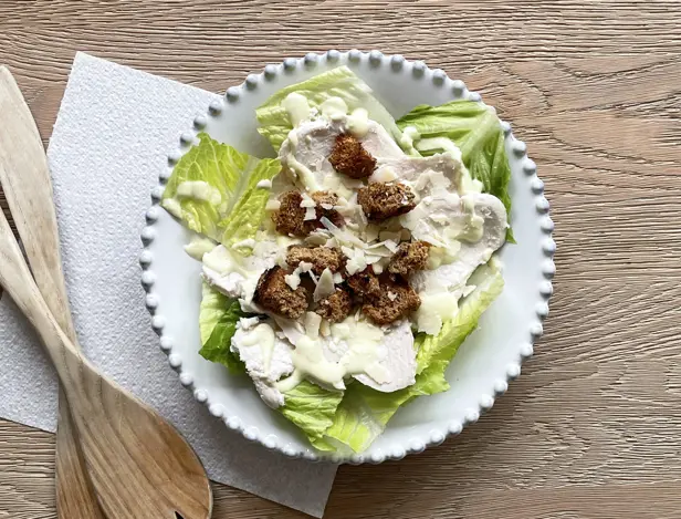 Jeune famille profitant d'un barbecue dans le jardin par une journée ensoleillée
