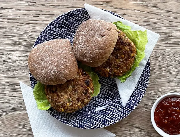 Jeune famille profitant d'un barbecue dans le jardin par une journée ensoleillée