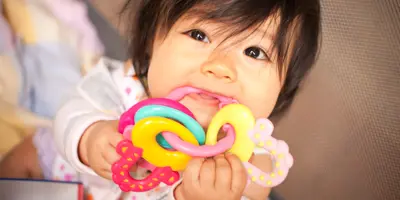 Comment désinfecter les jouets de bébé poisseux
